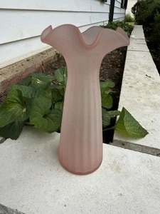Vintage Art Glass Vase Ribbed Pink Satin w/Ruffled Top 8” - Picture 1 of 4
