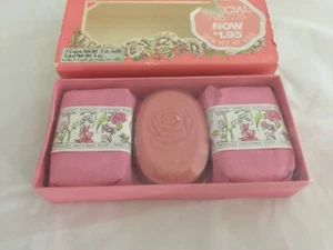 Vintage Yardley Red Roses Soap Set of 9oz - Picture 1 of 3