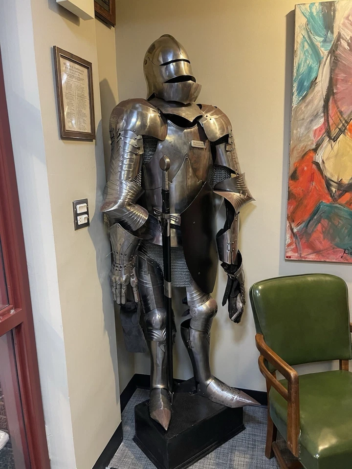 Traje de armadura de caballero medieval antiguo de acero estilo gótico alemán traje de armadura portátil Foto 1 de 4