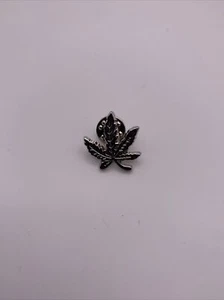 Pin de solapa de cannabis dorado y plateado - Imagen 1 de 4