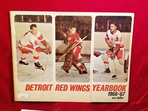 1966-67 GORDIE HOWE Signed Detroit Red Wing Hockey Yearbook 60s vtg Auto HOF JSA - Picture 1 of 6