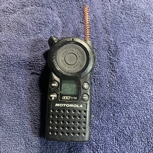 Motorola CLS1110 UHF Business 2-Way Radios Walkie Talkie No Back Cover - Picture 1 of 3
