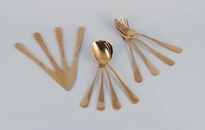 Magazzino, Svezia. Set da pranzo in ottone spazzolato per quattro persone. - Immagine 1 di 4