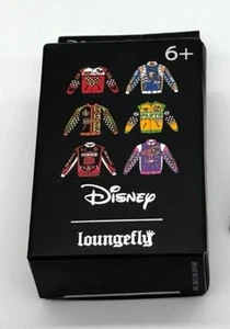 Chaqueta Loungefly Disney Race Caja Misteriosa Ciega Esmalte 1 Pin NUEVA Sellada - Imagen 1 de 3
