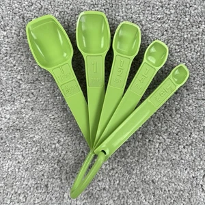 Vintage Tupperware Measuring Spoons Lime Green Set Of 5 D Ring 70s - Picture 1 of 6