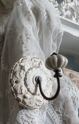 nostalgischer Garderobenhaken Brocante  Wandhaken 10 x 10 cm Creme Keramikkopf - Bild 1 von 4