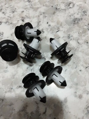 6 DOOR PANEL CLIPS WITH SEALERS FOR CHRYSLER VOYAGER RAM 1500 DODGE DART ETC - Image 1 of 2