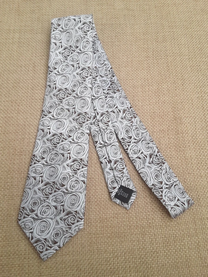 Corbata de seda floral para hombre de 3 1/2" x 59 1/2" Y & G de moda en el momento Foto 1 de 3