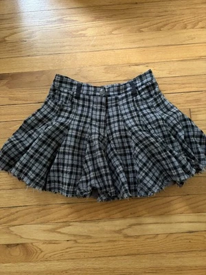 Мини-юбка Free People в клетку с подкладкой размер 0 шерстяная с необработанным краем подол черная/серая б/у в отличном состоянии! - Изображение 1 из 4