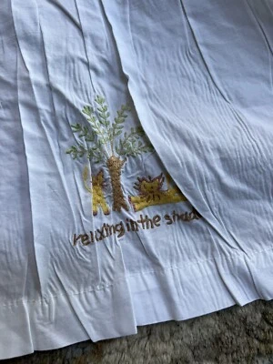 Falda de cama/volantes antipolvo Pottery Barn para niños bordada animales de zoológico Foto 1 de 4