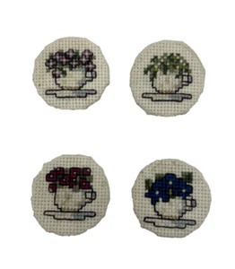 Lote de 4 cubiertas de botones hechas a mano con flores de 1 1/2" para taza de té punto de cruz - Imagen 1 de 7