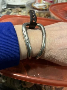 UNO DE 50 Bite Silber Armband mit braunem Lederarmband. - Bild 1 von 3