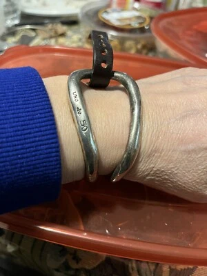 Uno de 50 Bite银色手链,带棕色皮革表带。 — 第 1/3 张图片