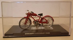MODELLINO MOTO 1:24 DUCATI CUCCIOLO 1946 Box in plexiglass - Foto 1 di 6