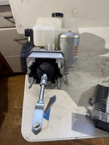 2020-2024 Nissan Titan 4 x 4 ABS module/pump 3950b271024 - Picture 1 of 5