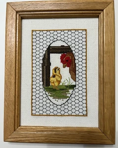 Vintage gerahmter Kreuzstich Hahn und Huhn in Hühnerdraht Rahmen - Bild 1 von 6