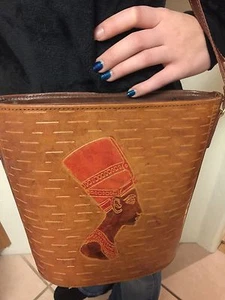 Bolso de Mano Cruzado De Colección Cuero que Muestra a la Reina Egipcia Nefertiti - Imagen 1 de 4