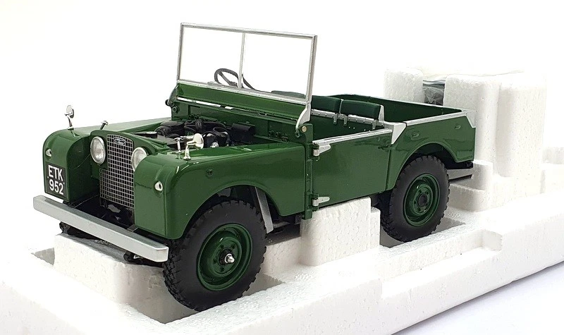 Minichamps 1/18 scale Diecast 150 168906 - Land Rover - Dark Green - Image 1 of 4