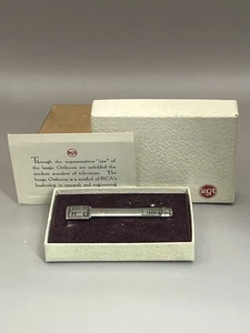 Vintage RCA Bild Orthicon Krawattennadel Clip Werbung im Originalkarton mit Karte - Bild 1 von 6