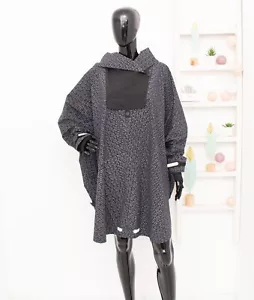 Poncho de lluvia Blaest by Lilleboe con capucha negro gris estampado de hechizos chaqueta con capa M - Imagen 1 de 15