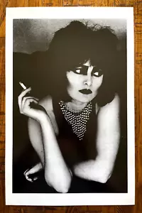 Siouxsie Sioux Rauchen Poster - 11" x 17" - Top Zustand - Bild 1 von 3