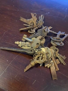 LOT OF 40 VINTAGE SKELETON KEYS 1930’s 40’s - Picture 1 of 6