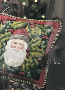 Leisure Arts Santa in Holly & Berries Pillow Single Cross Stitch Pattern - Bild 1 von 2