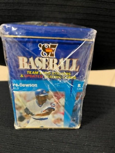 1987 Fleer Complete Set of Baseball trading cards in collectors Tin 132 Cards