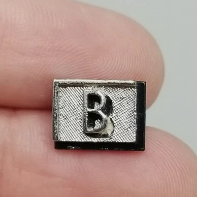 Pin de corbata vintage con monograma B tono plateado letra inicial rectángulo cisne Foto 1 de 4