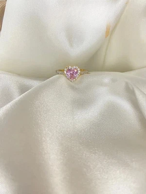 Alianza de oro amarillo de 14 quilates con zafiro rosa natural y diamantes con corazón de 1,80 quilates talla 7 Foto 1 de 4