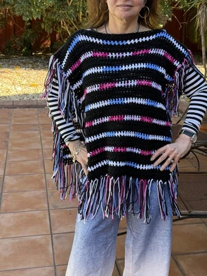 Poncho a Rayas Negro Crochet Hecho a Mano con Sudadera y Flecos Foto 1 de 4