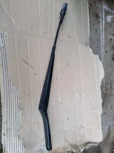 VW GOLF MK5 DRIVER/RIGHT SIDE FRONT WINDSCREEN WIPER ARM 1Q2955410 - Picture 1 of 3