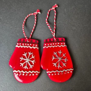 Set di due ornamenti guanti rossi in ceramica disegno fiocco di neve dipinti a mano - Foto 1 di 6