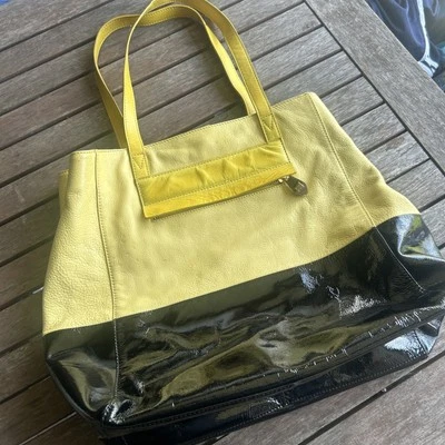Bolso de Mano Grande Pour La Victoire Bloques de Color Amarillo Negro Charol Guijarro Foto 1 de 4