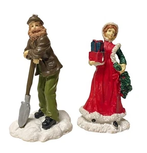 Mervyns Village Estatuillas Cuadradas Hombre con Pala y Mujer en Vestido Rojo Cajas de Regalo - Imagen 1 de 5