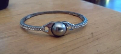 AVON Gray Pearl With White Rhinestones Silvertone Stretch Bracelet 7 To 7 1/2 - Image 1 of 4