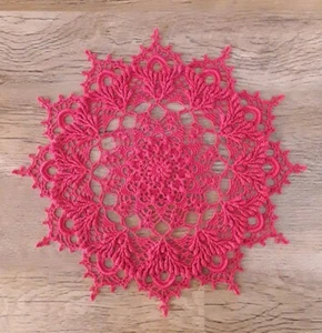 wunderschönes Häkeldeckchen, Baumwolle, 31 cm, gehäkelt, Handarbeit, rot - Bild 1 von 1