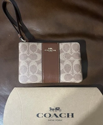 Muñequera Coach Doble Esquina Cremallera en Lona Recubierta Signature Rojo Caqui Claro Foto 1 de 4