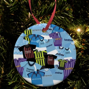 Man City Retro Kit Maische Weihnachtsbaum Kobeln Dekoration Keramik Fans Geschenk - Bild 1 von 1