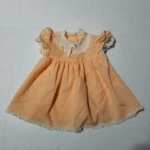 Vintage Baby Kleid Spitze Latzkragen Pastell Orange Kleinkind Größe 9-12 Monate - Bild 1 von 5