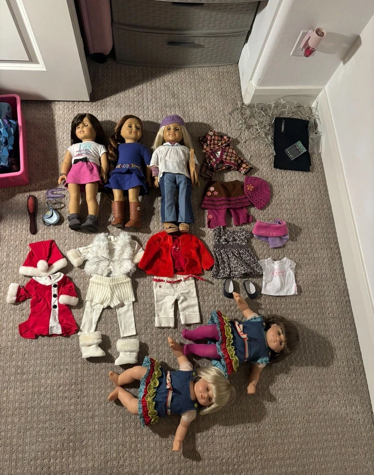 Group Of American Girl Dolls - Image 1 of 1