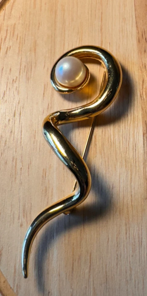 Vintage Avon PINO PEROLADO RABISCO TOM DOURADO COM PÉROLA FALSA 3 1/4"L J70 - Imagem 1 de 3