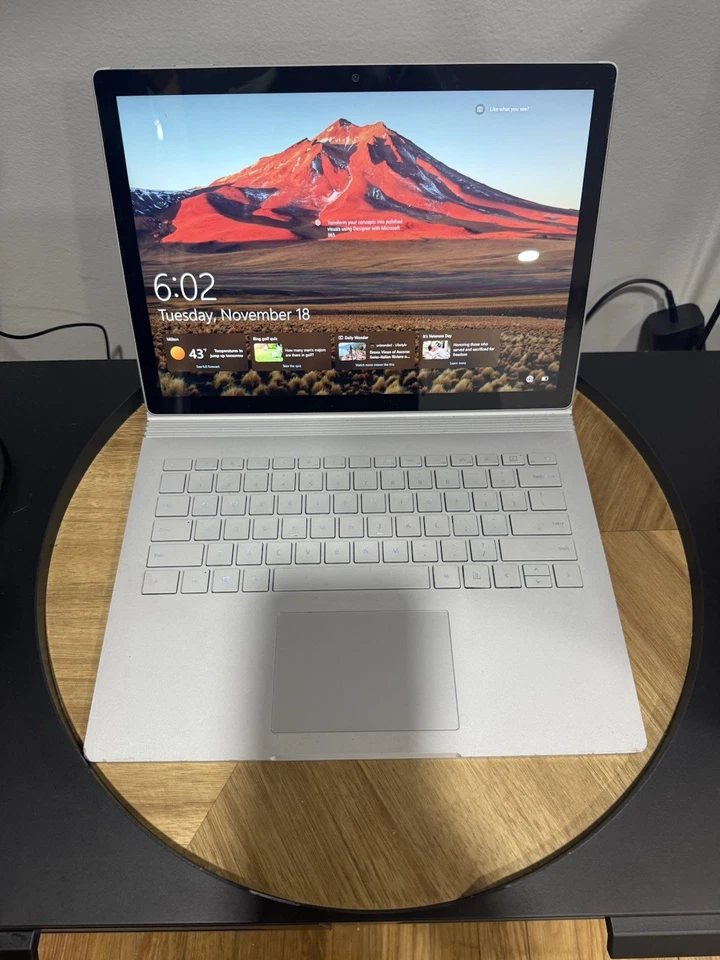 Windows Surface Laptop 1 Pantalla de 13,5", Intel I5 7ª Generación, 128 GB, 8 GB de RAM Foto 1 de 4