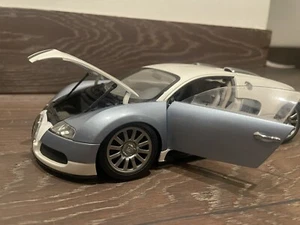 AutoArt 1:18 Scale Pearl White / Ice Blue Bugatti Veyron without Box - Picture 1 of 10