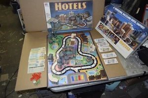 Vintage! MILTON BRADLEY HOTELS GIOCO DA TAVOLO (1987) **99,9% COMPLETO - MOLTO RARO!** - Foto 1 di 13