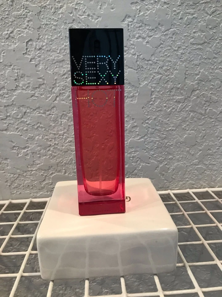 Victoria's Secret очень сексуальный HOT 2,5 унций/75 мл парфюмированная вода спрей РЕДКАЯ - Изображение 1 из 1