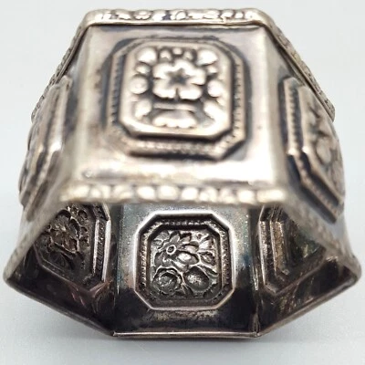 Anillo servilleta hexagonal años 1860 moneda plata? Medallones florales Repousse, estampados Foto 1 de 4