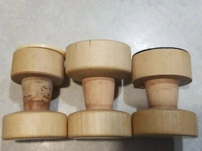 Juego de 3 Tapones para Botellas de Vino Cerámica, Acrílico con Base de Madera Perros Fort Sumter Foto 1 de 4
