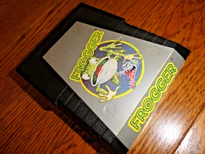Frogger (Atari 2600 1982) solo cartuccia gioco testata pulita Parker Brothers - Foto 1 di 9