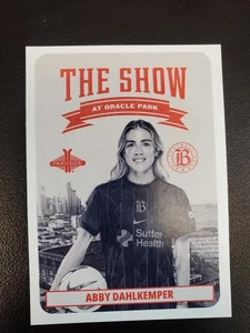 2025 Parkside NWSL Soccer - ABBY DAHLKEMPER, Bay FC - "THE SHOW AT ORACLE" Card - Bild 1 von 2